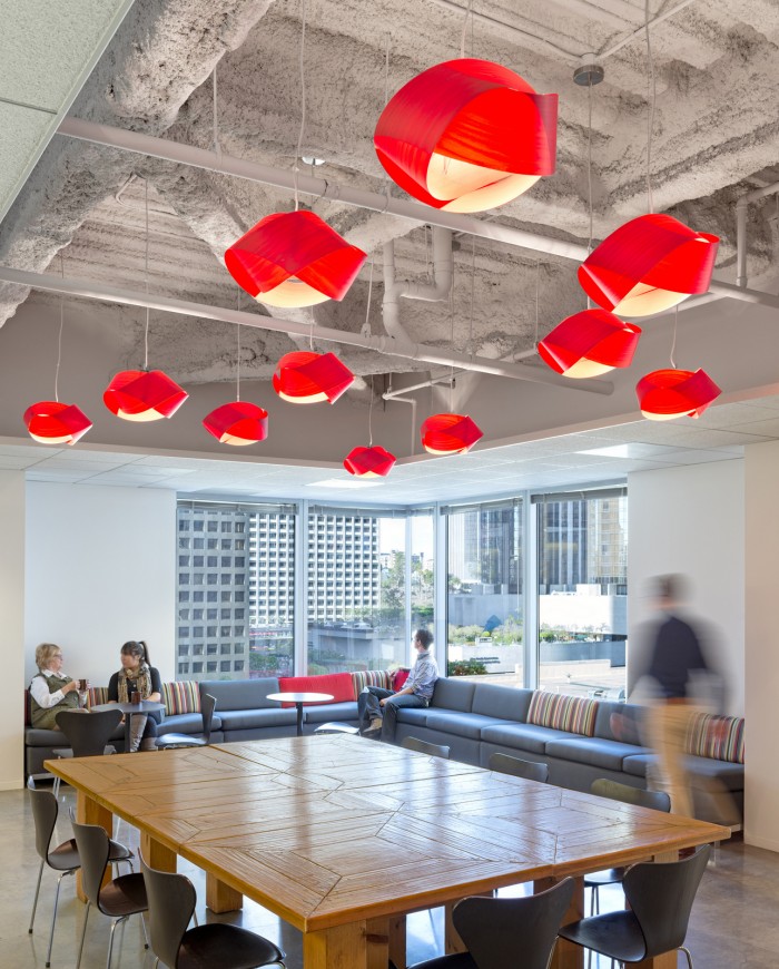 個性辦公空間設計大紅顏色的會議室