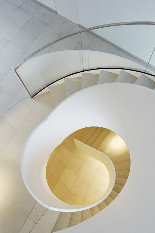 飛旋的辦公空間樓梯設計