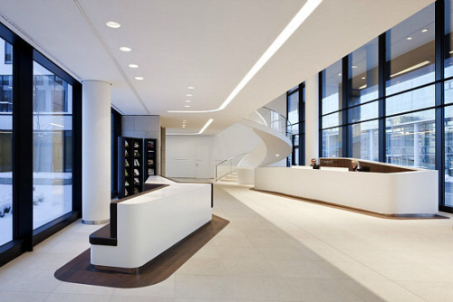 光帶柔和了剛性為主的辦公空間設計