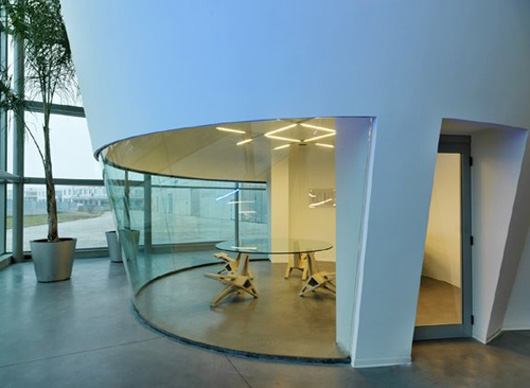 辦公空間設計成倒立的圓柱狀