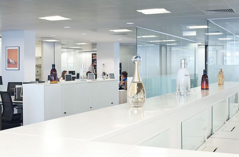 奢侈品現代辦公空間設計的突出亮點是亮度